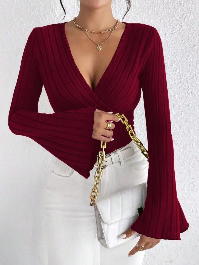 Elegante maglietta a maniche lunghe aderente con scollo a V