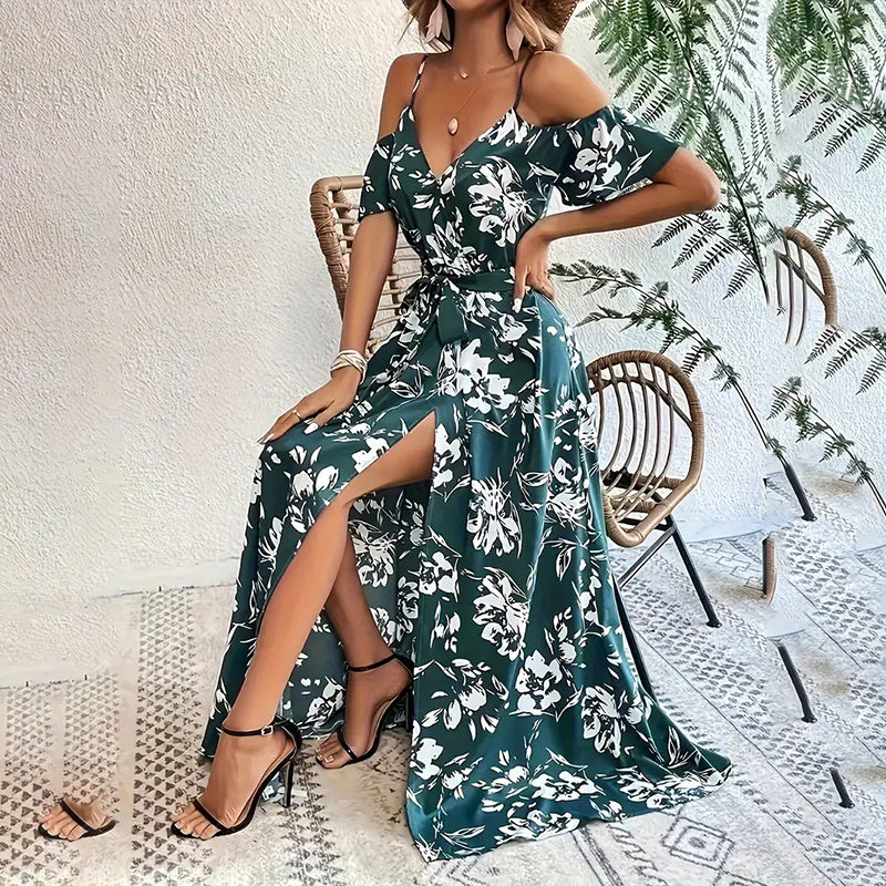 Abito lungo estivo da donna con stampa floreale, spalle scoperte, cintura e spacco.