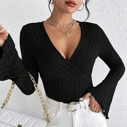 Elegante maglietta a maniche lunghe aderente con scollo a V