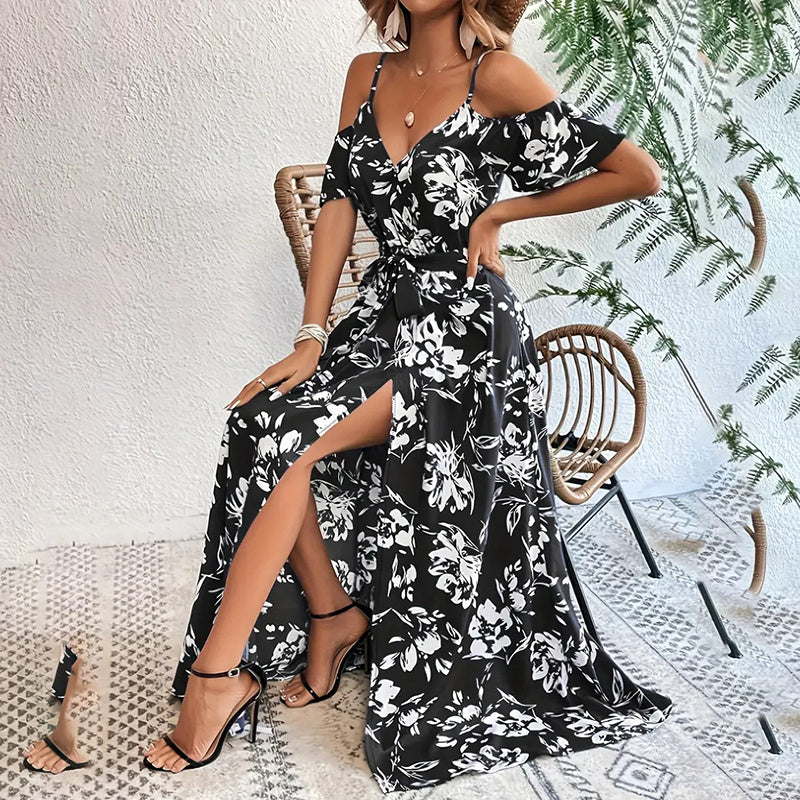 Abito lungo estivo da donna con stampa floreale, spalle scoperte, cintura e spacco.