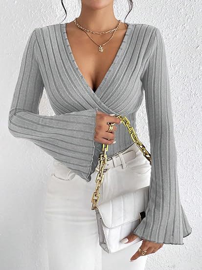 Elegante maglietta a maniche lunghe aderente con scollo a V